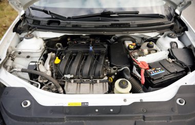 Belarus, Minsk-31 Ekim 2019: Özel Eko arabası, Nissan Almera ormandaki bir otoparkta park etmiş, kaputun altında bir araba motoru görülüyor..