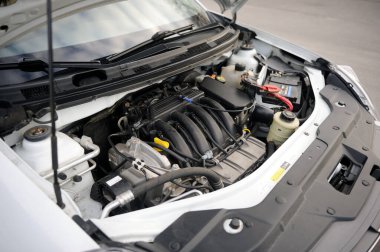 Belarus, Minsk-31 Ekim 2019: Özel Eko arabası, Nissan Almera ormandaki bir otoparkta park etmiş, kaputun altında bir araba motoru görülüyor..