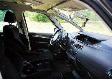 Belarus, Minsk-12 Ekim 2019: Citroen C4 Picasso I EXCLUSIVE Ormandaki bir otoparka park etti..