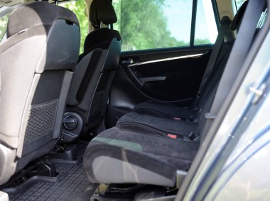 Belarus, Minsk-12 Ekim 2019: Citroen C4 Picasso I EXCLUSIVE ormandaki bir otoparka park etti. Arabanın içi ve gösterge panosu. Panoramik cam çatı..