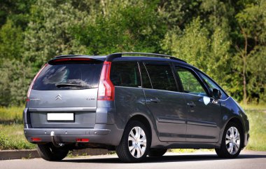 Belarus, Minsk-12 Ekim 2019: Citroen C4 Picasso I EXCLUSIVE Ormandaki bir otoparka park edilmiş, yan görüş.