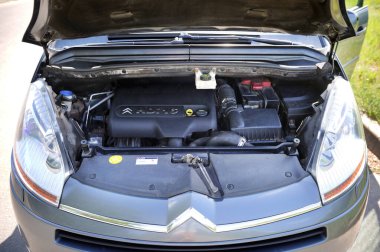 Belarus, Minsk-12 Ekim 2019: Citroen C4 Picasso I EXCLUSIVE ormandaki bir otoparka park etti. Kaputun altında bir araba motoru var..