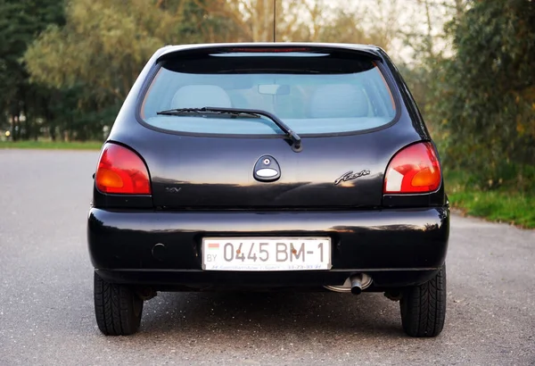 Bielorrusia Minsk Octubre 2019 Ford Fiesta Negro 2000 Año Estacionado —  Fotos de Stock