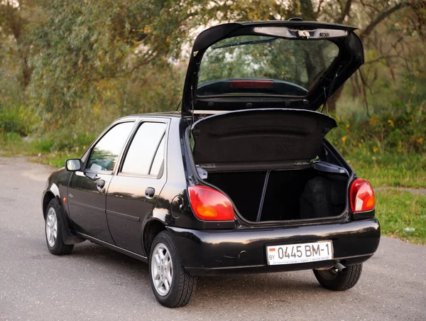 Bielorrusia Minsk Octubre 2019 Ford Fiesta Negro 2000 Año Estacionado —  Fotos de Stock