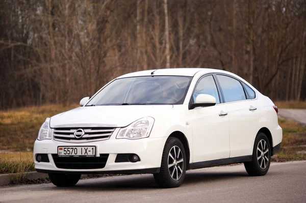 Belarús Minsk Octubre 2019 Coche Ecológico Privado Nissan Almera Estacionado — Foto de Stock