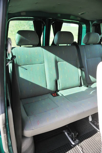 Zbliżenie Tylnych Siedzeniach Welurową Tapicerką Wnętrzu Niemieckiego Samochodu Kolorze Szarym — Zdjęcie stockowe