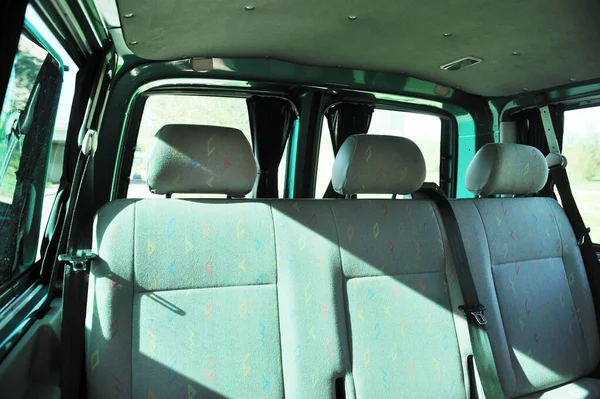 Zbliżenie Tylnych Siedzeniach Welurową Tapicerką Wnętrzu Niemieckiego Samochodu Kolorze Szarym — Zdjęcie stockowe