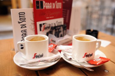 BÖLÜM, CROATIA - 12 HAZİRAN 2019: 2 kupa Segafredo espresso açık bir yaz gökyüzünün altındaki bir kahve dükkanında
