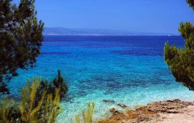 Hırvatistan 'da yaz güneşli bir günde Adriyatik Denizi' nin güzel manzarası.