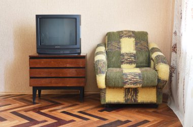 Belarus, Minsk - 3 Haziran 2019 Eski Televizyon ahşap antikacı dolabında, eski tasarım bir evde. Sony trinitron kv-21m3