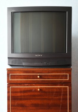 Belarus, Minsk - 3 Haziran 2019 Eski Televizyon ahşap antikacı dolabında, eski tasarım bir evde. Sony trinitron kv-21m3