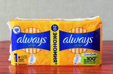 Belarus, Minsk - 09.05.2020: ALWAYS ULTRA.Always, Procter & Gamble 'dan kadın peçeteleri, maksimum pedleri, ultra ince pedleri ve kadın peçeteleri içeren bir markadır..