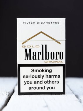 Belarus, Minsk - 12.05.2020: Marlboro sigaraları Philip Morris tarafından yapıldı. Marlboro dünyadaki en çok satan sigara markasıdır. Resimli yayın fotoğrafı.