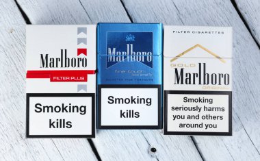 Belarus, Minsk - 12.05.2020: Marlboro sigaraları Philip Morris tarafından yapıldı. Marlboro dünyadaki en çok satan sigara markasıdır. Resimli yayın fotoğrafı.