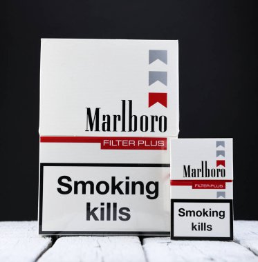 Belarus, Minsk - 12.05.2020: Marlboro sigaraları Philip Morris tarafından yapıldı. Marlboro dünyadaki en çok satan sigara markasıdır. Resimli yayın fotoğrafı.