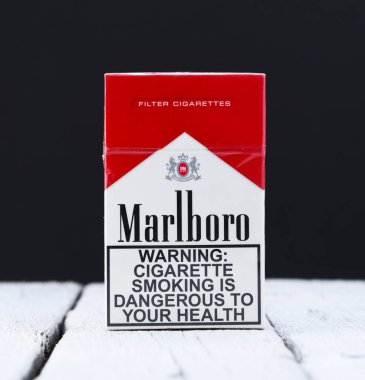Belarus, Minsk - 12.05.2020: Marlboro sigaraları Philip Morris tarafından yapıldı. Marlboro dünyadaki en çok satan sigara markasıdır. Resimli yayın fotoğrafı.