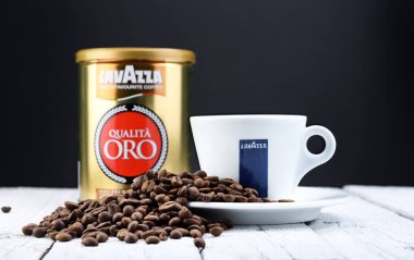Varşova, Polonya - 12,05, 2020: siyah arka planda Lavazza oro kahvesi. 1895 yılında Luigi Lavazza tarafından Torino 'da kuruldu..
