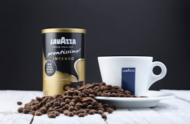 Belarus, Minsk - 05 / 12 / 2020: siyah arkaplanlı hazır kahve LAVAZZA Prontissimo inteso. Lavazza Coffee, TORINO merkezli kahve üreticisine ait bir markadır..