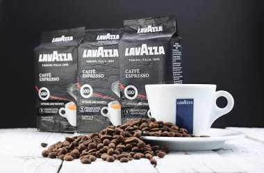 Belarus, Minsk - 12.05.2020: Kahve LAVAZZZA ESpresSSO, Kaliita ORO, siyah arka planda bir fincan. Lavazza Coffee, TORINO merkezli kahve üreticisine ait bir markadır.