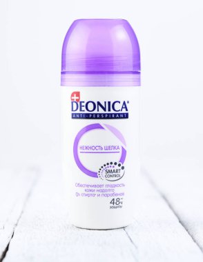 Belarus, Minsk - 12.05.2020: Deonica terleme önleyici. Ahşap arka planda yer altı koltukaltı tarzı için terletici deodorant antikomu çiçek sağlık hizmetini başlatın.