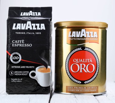 Varşova, Polonya - 12,05, 2020: siyah arka planda Lavazza oro kahvesi. 1895 yılında Luigi Lavazza tarafından Torino 'da kuruldu..