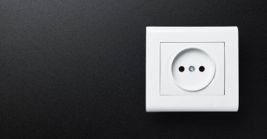 Belarus, Minsk - 05 / 06 / 2020: Siyah zemin üzerine kurulmuş beyaz plastik outlet. Kopya alanı olan duvar. Minimalizm.