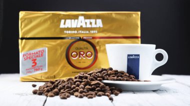 Belarus, Minsk - 12.05.2020: Kahve LAVAZZZA ESpresSSO, Kaliita ORO, siyah arka planda bir fincan. Lavazza Coffee, TORINO merkezli kahve üreticisine ait bir markadır.