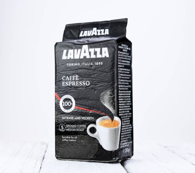 Belarus, Minsk - 12.05.2020: Siyah arka planda kahve LAVAZZZA ESpresSSO. Lavazza Coffee, TORINO merkezli kahve üreticisine ait bir markadır.