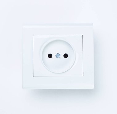 Belarus, Minsk - 05 / 06 / 2020: Beyaz zemin üzerine dayandırılmış MAKEL tarafından yapılmış beyaz plastik priz. Kopya alanı olan duvar. Minimalizm.