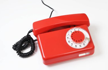 Beyaz arkaplanda sabit hat kırmızı telefon.