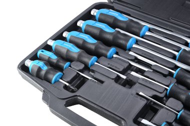 Beyaz arka planda siyah ve mavi tornavida seti düzenleyici