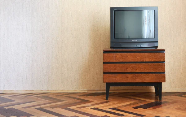 白俄罗斯 明斯克 2019年6月3日在木制古董柜上的复古电视 家中的旧式设计 Sony Trinitron 21M3 — 图库照片