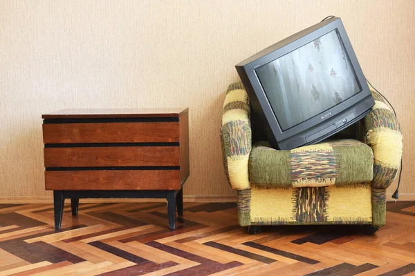 Stary Telewizor Leży Zabytkowym Foteliku Stary Design Domu — Zdjęcie stockowe