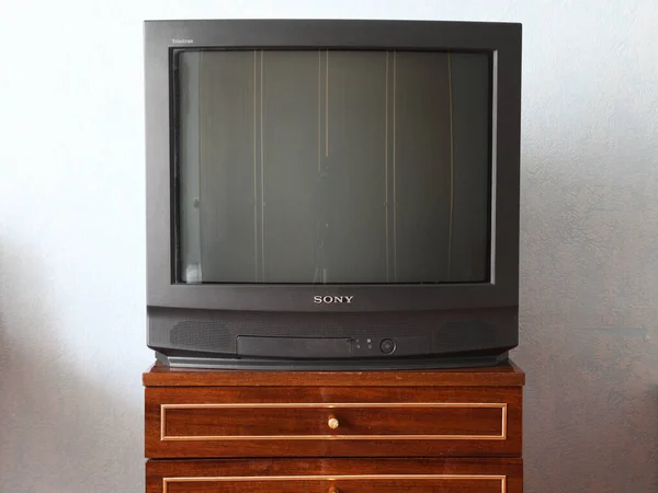 Belarus, Minsk - 3 Haziran 2019 Eski Televizyon ahşap antikacı dolabında, eski tasarım bir evde. Sony trinitron kv-21m3