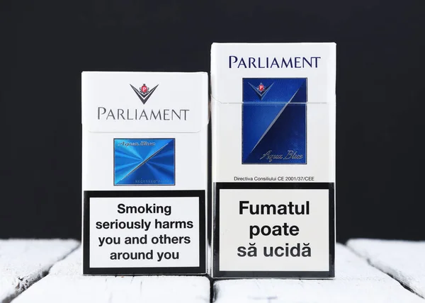Bielorussia Minsk 2020 Due Pacchetti Sigarette Parlamento Blu Acqua Sfondo — Foto Stock