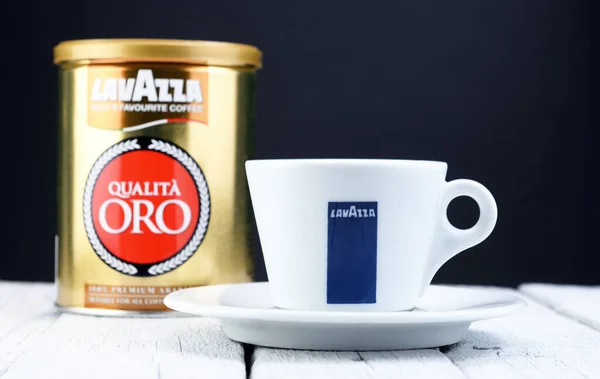 Belarus, Minsk - 12.05.2020: Kahve LAVAZZZA ESpresSSO, Kaliita ORO, siyah arka planda bir fincan. Lavazza Coffee, TORINO merkezli kahve üreticisine ait bir markadır.