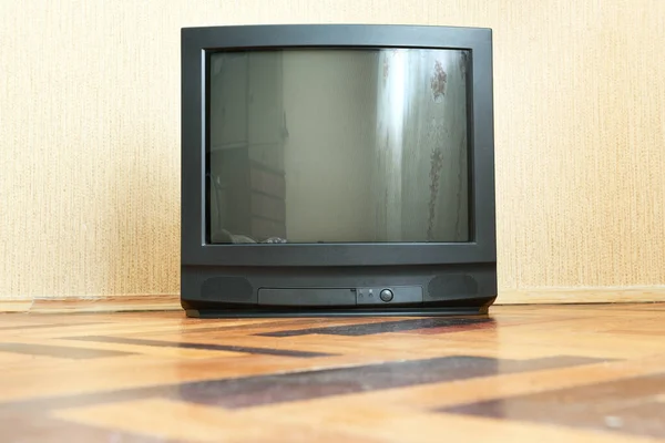 Vintage Televize Stojí Dřevěné Parketové Podlaze Starý Design Domě — Stock fotografie