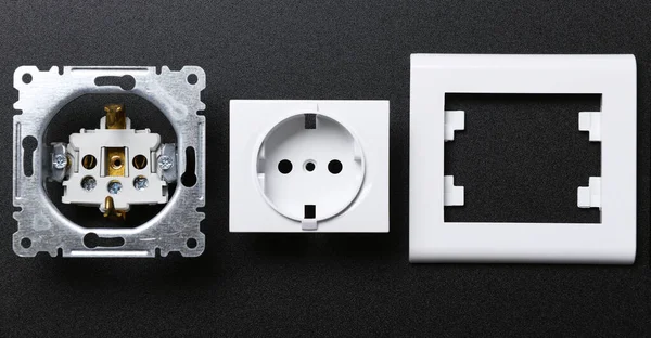 Elektrische Werk Reparatie Kosten Gedemonteerd Stopcontact Een Zwarte Achtergrond Minimalisme — Stockfoto