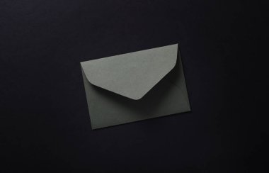 Siyah arkaplanda yeşil bir zarf