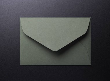 Siyah arkaplanda yeşil bir zarf