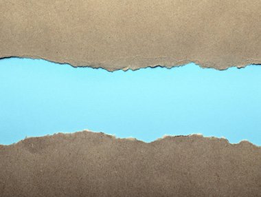 Yırtık kenarlı koyu renkli kağıtların mavi arka planında izole edilmiş. Kağıt dokusu iyi