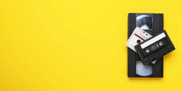 오디오 카세트와 비디오 카세트가 노란색 위에서 미니멀리즘 — 스톡 사진