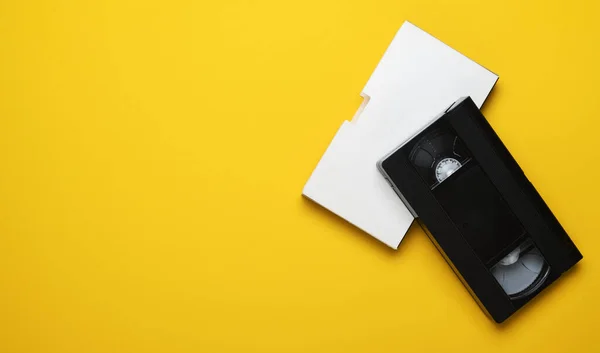 黄色の背景に古いビデオカセット レトロなスタイルで創造的なコンセプト 80年代 トップビュー ミニマリズム — ストック写真