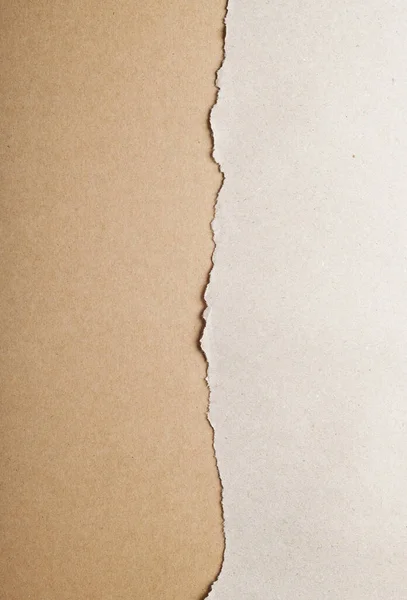 用撕破的锯齿把灰纸包扎起来 把白纸和褐色的纸在背景上弄皱 牛皮纸背景 顶视图和闭合 — 图库照片