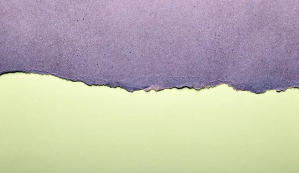 包装は引き裂かれた端を持つ灰色の紙です 紫色と茶色の紙の背景を曲げます クラフト紙の背景 トップビューとクローズアップ — ストック写真