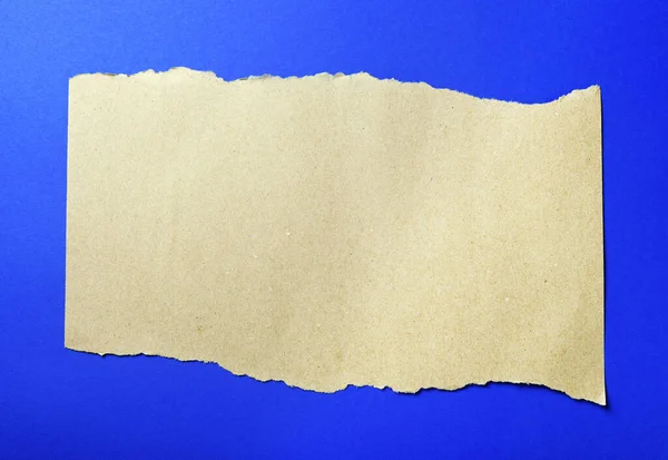 Roztrhané Béžové Zmačkané Kraft Papír Leží Modrém Papíře Pozadí — Stock fotografie