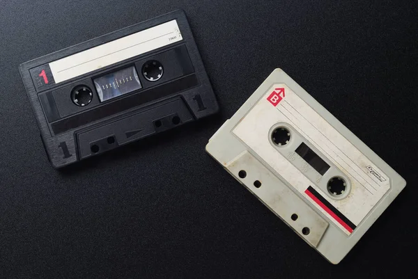 Alte Weiße Und Schwarze Vintage Audiokassette Auf Schwarzem Hintergrund Draufsicht — Stockfoto