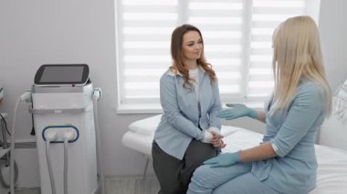 Saygın bir klinikteki yeni bir müşteri yetenekli bir kozmetologla cilt bakımı sorunlarını tartışıyor, optimum sonuçlar için kişiselleştirilmiş güzellik tedavilerine odaklanıyor ve cildinin parlaklığını arttırıyor.