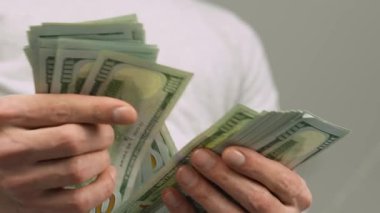 Bu ayrıntılı tasvir el gösterileri para düzenleme, sayma ve işleme, finans temaları vurgulama, zenginlik yönetimi ve çeşitli bağlamlarda etkili nakit işleme teknikleri