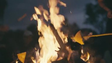 Sıcak bir kamp ateşi sahnesi, yanan alevler ve çatırdayan odunlarla çevrili, cızırdayan marşmelovları, sevdikleriyle birlikte neşeli açık hava buluşmalarının ve nostaljinin özünü yakalıyor.